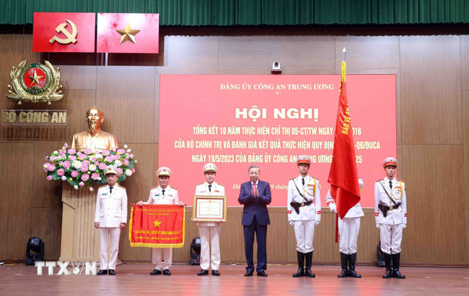 Tổng Bí thư: Gắn kết chặt chẽ học tập, làm theo Bác với xây dựng lực lượng Công an Nhân dân- Ảnh 4. Tổng Bí thư: Gắn kết chặt chẽ học tập, làm theo Bác với xây dựng lực lượng Công an Nhân dân- Ảnh 4.