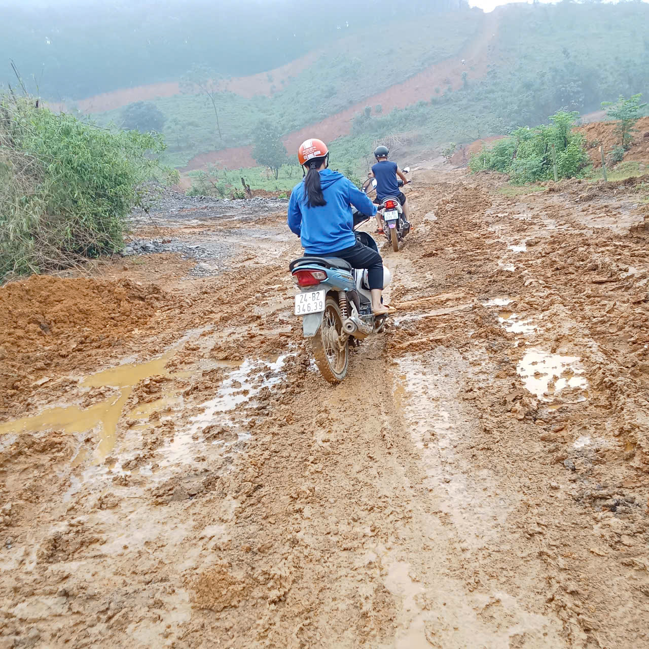 Lào Cai: Cả làng bất an vì sống bên bãi thải quặng - Ảnh 2.