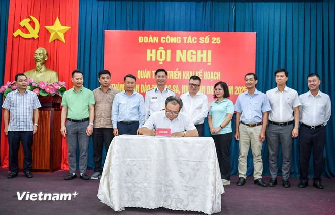 Đoàn công tác báo chí đi thăm Trường Sa và Nhà giàn DK1- Ảnh 2. Đoàn công tác báo chí đi thăm Trường Sa và Nhà giàn DK1- Ảnh 2.