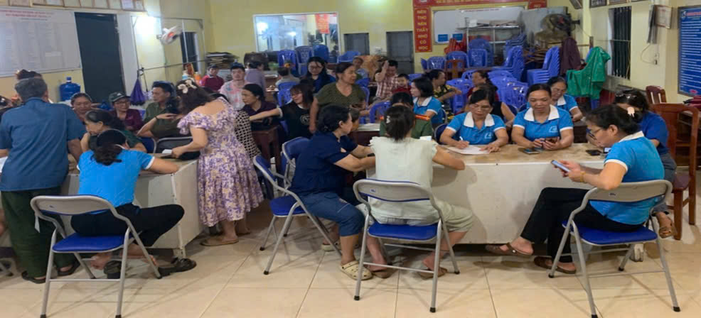 ホアビン省の女性たちが「すべての人にデジタル教育を」運動に積極的に参加している - 写真 1。 Phụ nữ Hòa Bình tích cực hưởng ứng phong trào “Bình dân học vụ số”- Ảnh 1.