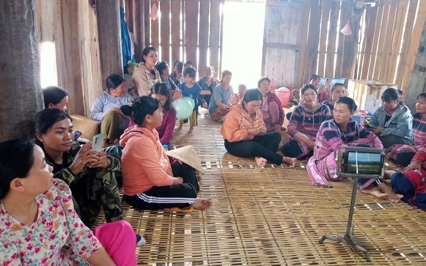 Reise zur Reduzierung von Kinderehen und zur Verbesserung der Lage von Frauen und Kindern ethnischer Minderheiten in Van Canh - Foto 2. Hành trình giảm tảo hôn, nâng cao vị thế phụ nữ và trẻ em dân tộc thiểu số ở Vân Canh- Ảnh 2.