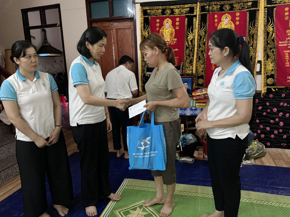 Lãnh đạo Hội LHPN Việt Nam thăm hỏi, tặng quà người dân vùng lũ quét tại huyện Ba Bể, Bắc Kạn- Ảnh 1.