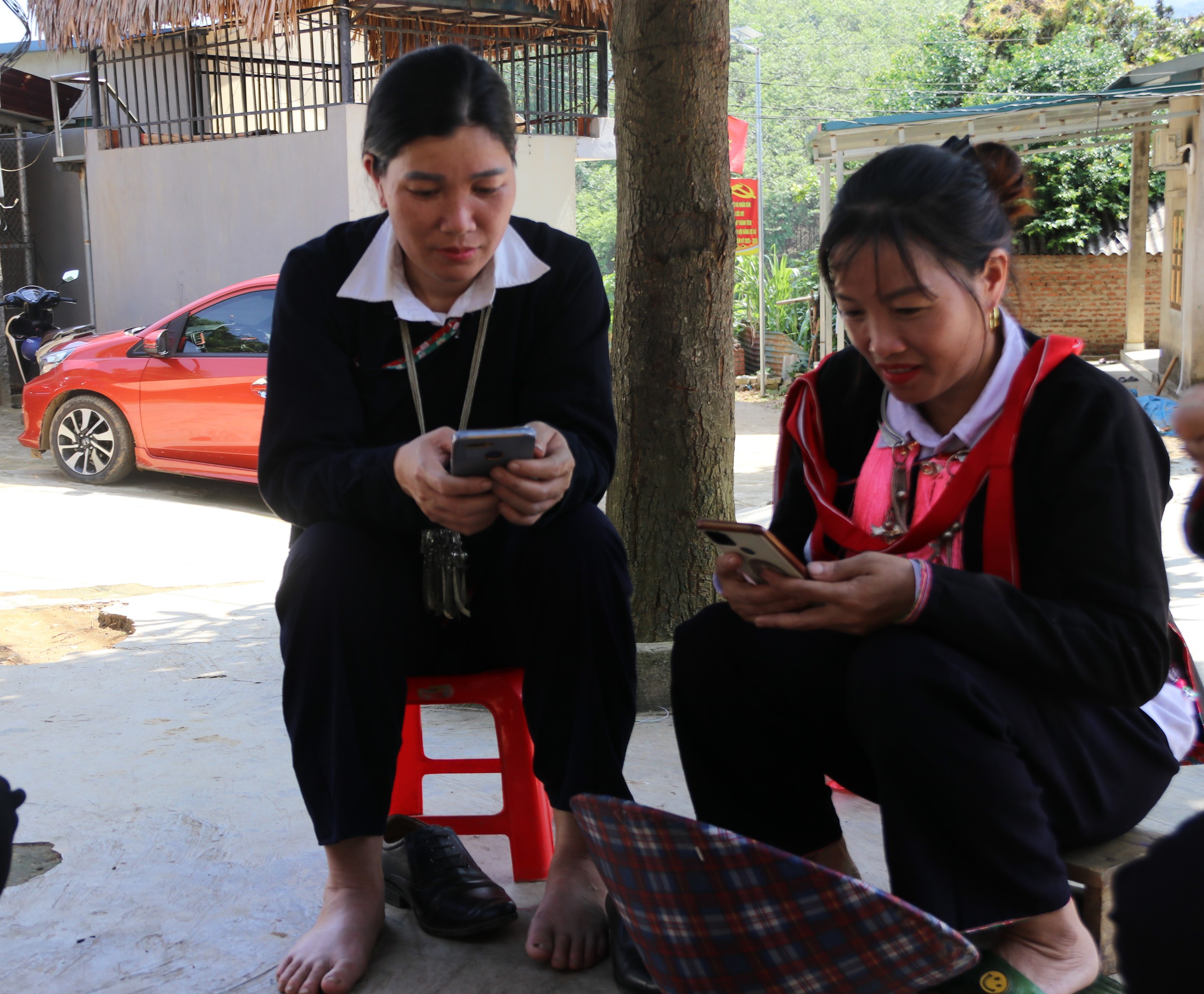 ស្ត្រីមកពីជនជាតិភាគតិចរៀនពីរបៀបចូលមើលព័ត៌មានតាមរយៈស្មាតហ្វូន។ - រូបថតទី 1។ Phụ nữ dân tộc thiểu số học cách tiếp cận thông tin qua Smartphone
- Ảnh 1.