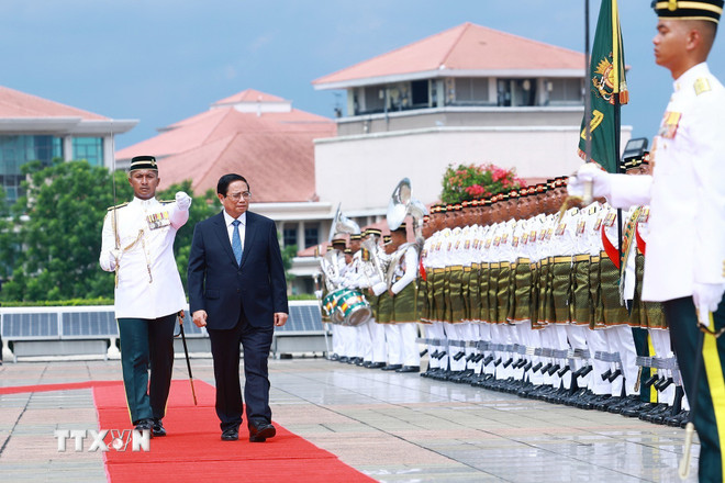 Thủ tướng Anwar Ibrahim chủ trì lễ đón Thủ tướng Phạm Minh Chính thăm chính thức Malaysia- Ảnh 1. Thủ tướng Anwar Ibrahim chủ trì lễ đón Thủ tướng Phạm Minh Chính thăm chính thức Malaysia- Ảnh 1.