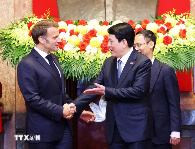 Chủ tịch nước Lương Cường và Tổng thống Pháp Emmanuel Macron gặp gỡ báo chí- Ảnh 1. Chủ tịch nước Lương Cường và Tổng thống Pháp Emmanuel Macron gặp gỡ báo chí- Ảnh 1.