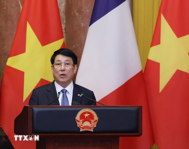 Chủ tịch nước Lương Cường và Tổng thống Pháp Emmanuel Macron gặp gỡ báo chí- Ảnh 2. Chủ tịch nước Lương Cường và Tổng thống Pháp Emmanuel Macron gặp gỡ báo chí- Ảnh 2.