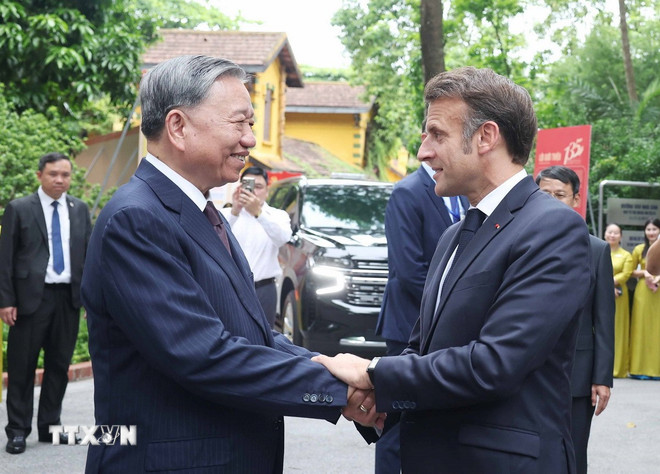 Tổng Bí thư Tô Lâm và Phu nhân cùng Tổng thống Pháp và Phu nhân thăm Văn Miếu- Ảnh 2.