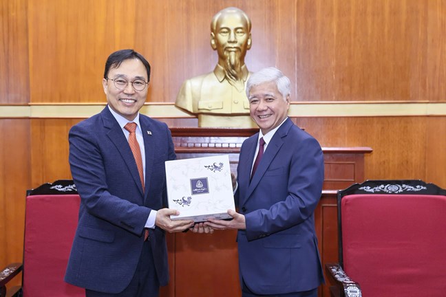 Chủ tịch UBTƯ MTTQ Việt Nam Đỗ Văn Chiến tiếp Đại sứ đặc mệnh toàn quyền Hàn Quốc tại Việt Nam- Ảnh 3. Chủ tịch UBTƯ MTTQ Việt Nam Đỗ Văn Chiến tiếp Đại sứ đặc mệnh toàn quyền Hàn Quốc tại Việt Nam- Ảnh 3.