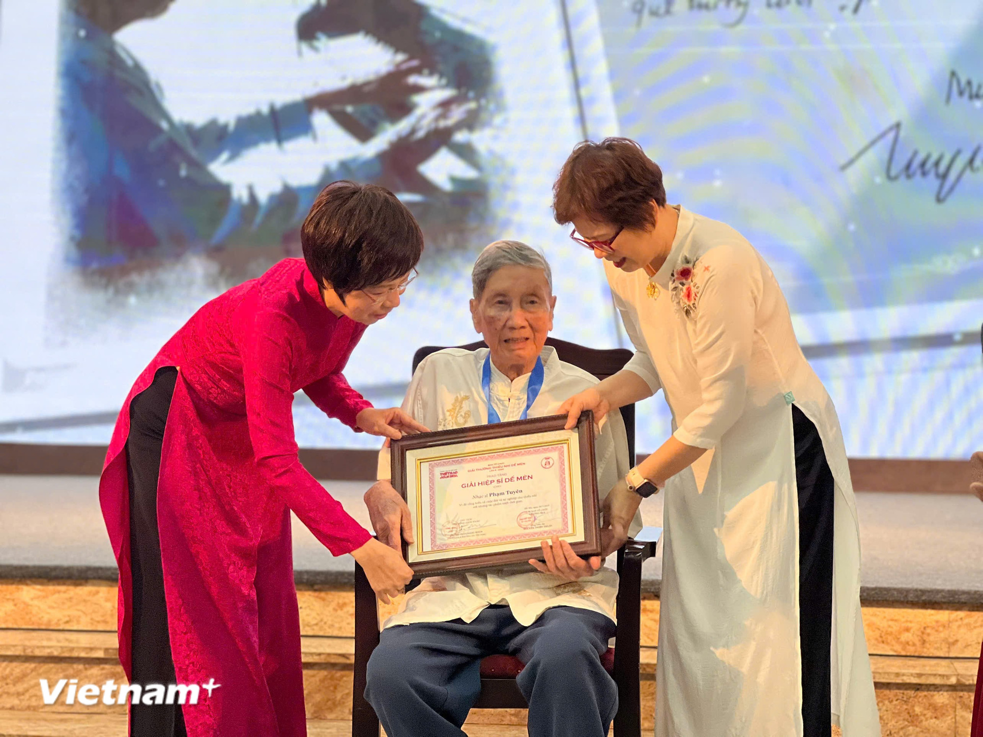 Giải thưởng Thiếu nhi Dế mèn lần thứ 6: Lần đầu có Hiệp sỹ là nhạc sỹ- Ảnh 5. Giải thưởng Thiếu nhi Dế mèn lần thứ 6: Lần đầu có Hiệp sỹ là nhạc sỹ- Ảnh 5.