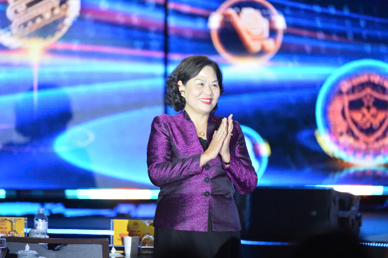 21 Banken stellen Ressourcen in Höhe von 500.000 Milliarden VND für Kredite zur Verfügung, um in digitale Technologien zu investieren - Foto 1. 21 ngân hàng chuẩn bị nguồn lực 500.000 tỷ đồng cho vay đầu tư công nghệ số - Ảnh 1.