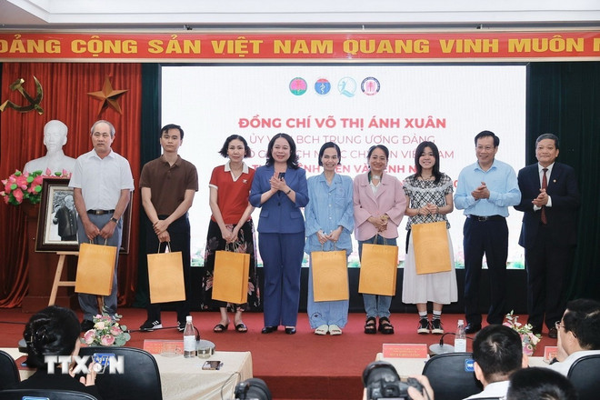 Phó Chủ tịch nước thăm, tặng quà bệnh nhi tại Bệnh viện Phổi Trung ương- Ảnh 3. Phó Chủ tịch nước thăm, tặng quà bệnh nhi tại Bệnh viện Phổi Trung ương- Ảnh 3.
