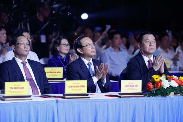 Thủ tướng: Kỷ niệm 50 năm giải phóng Côn Đảo, quyết tâm lập những kỳ tích mới, hào hùng và oanh liệt hơn- Ảnh 3. Thủ tướng: Kỷ niệm 50 năm giải phóng Côn Đảo, quyết tâm lập những kỳ tích mới, hào hùng và oanh liệt hơn- Ảnh 3.