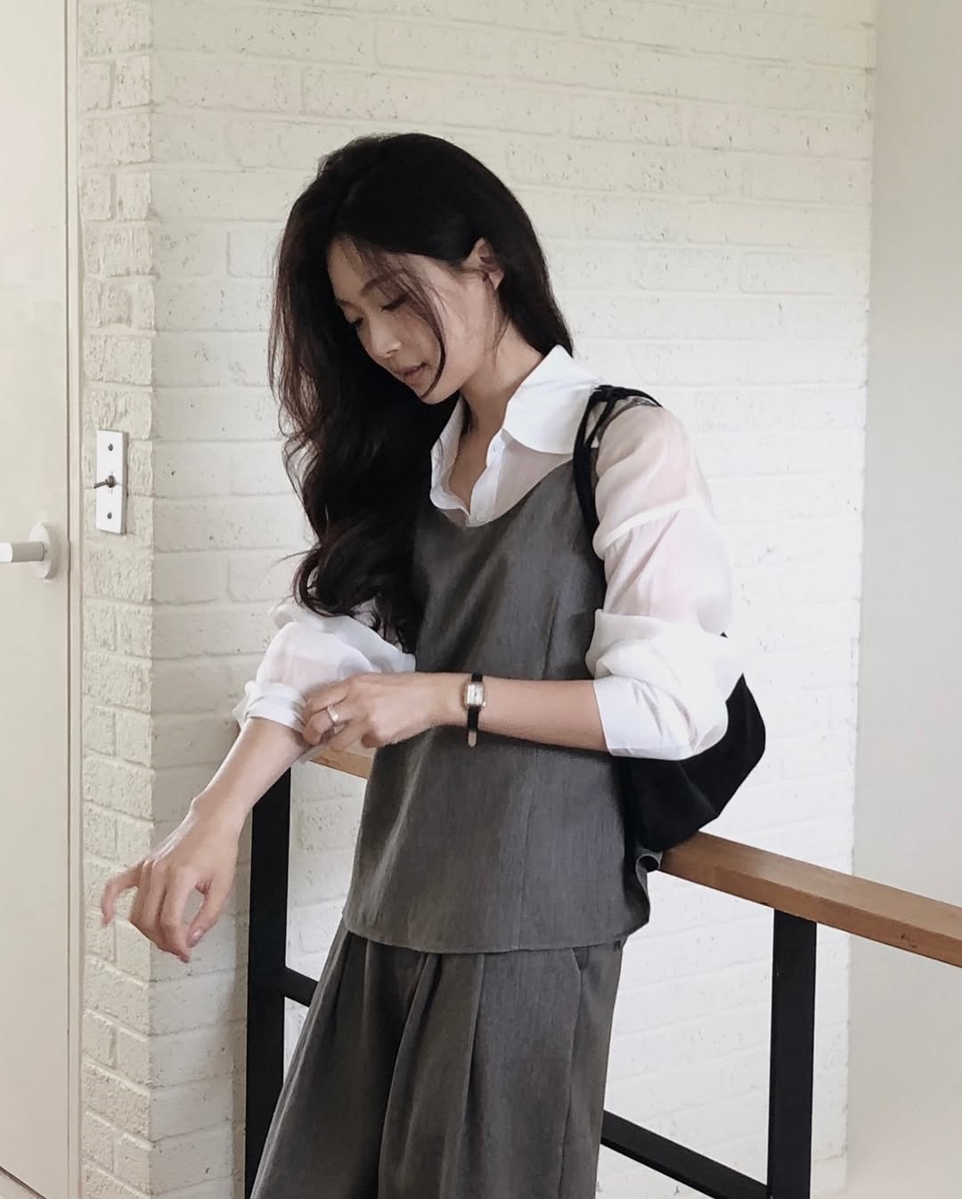 Thời tiết mát mẻ, tranh thủ diện ngay sơ mi vải voan vừa mỏng mát lại dễ mix đủ kiểu- Ảnh 6. Thời tiết mát mẻ, tranh thủ diện ngay sơ mi vải voan vừa mỏng mát lại dễ mix đủ kiểu- Ảnh 6.