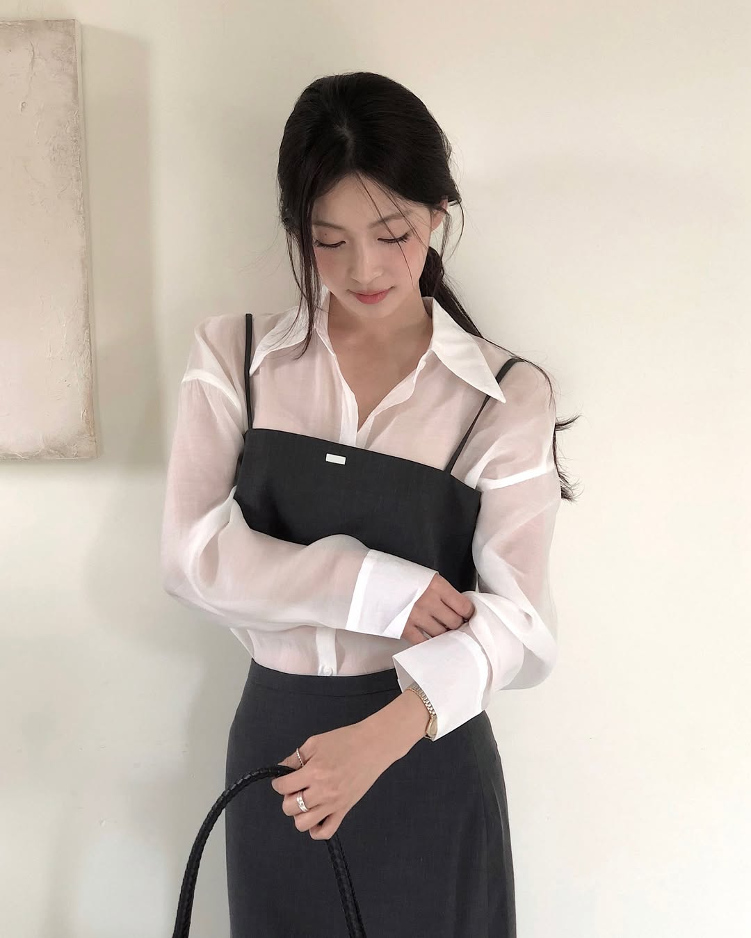Thời tiết mát mẻ, tranh thủ diện ngay sơ mi vải voan vừa mỏng mát lại dễ mix đủ kiểu- Ảnh 2. Thời tiết mát mẻ, tranh thủ diện ngay sơ mi vải voan vừa mỏng mát lại dễ mix đủ kiểu- Ảnh 2.