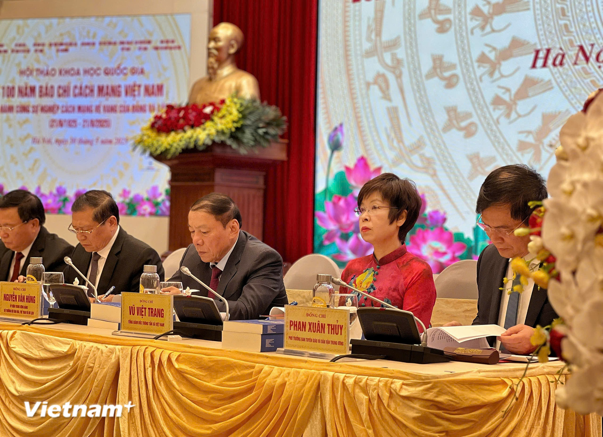 Khai mạc trưng bày ảnh "Thành tựu 100 năm báo chí cách mạng Việt Nam"- Ảnh 3. Khai mạc trưng bày ảnh "Thành tựu 100 năm báo chí cách mạng Việt Nam"- Ảnh 3.