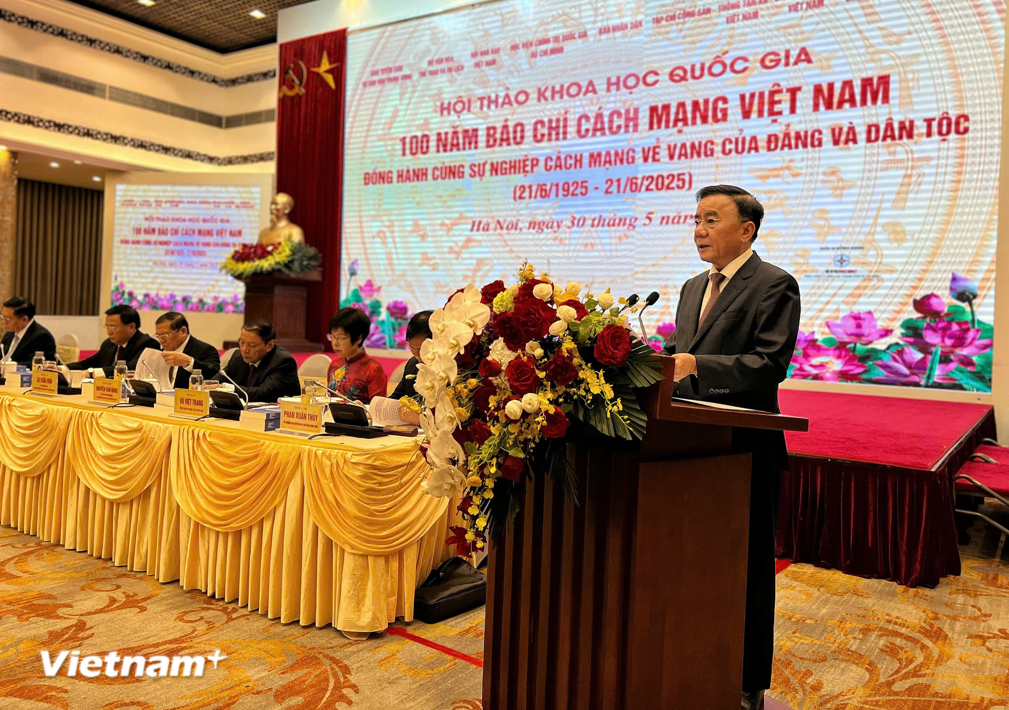 Khai mạc trưng bày ảnh "Thành tựu 100 năm báo chí cách mạng Việt Nam"- Ảnh 2. Khai mạc trưng bày ảnh "Thành tựu 100 năm báo chí cách mạng Việt Nam"- Ảnh 2.