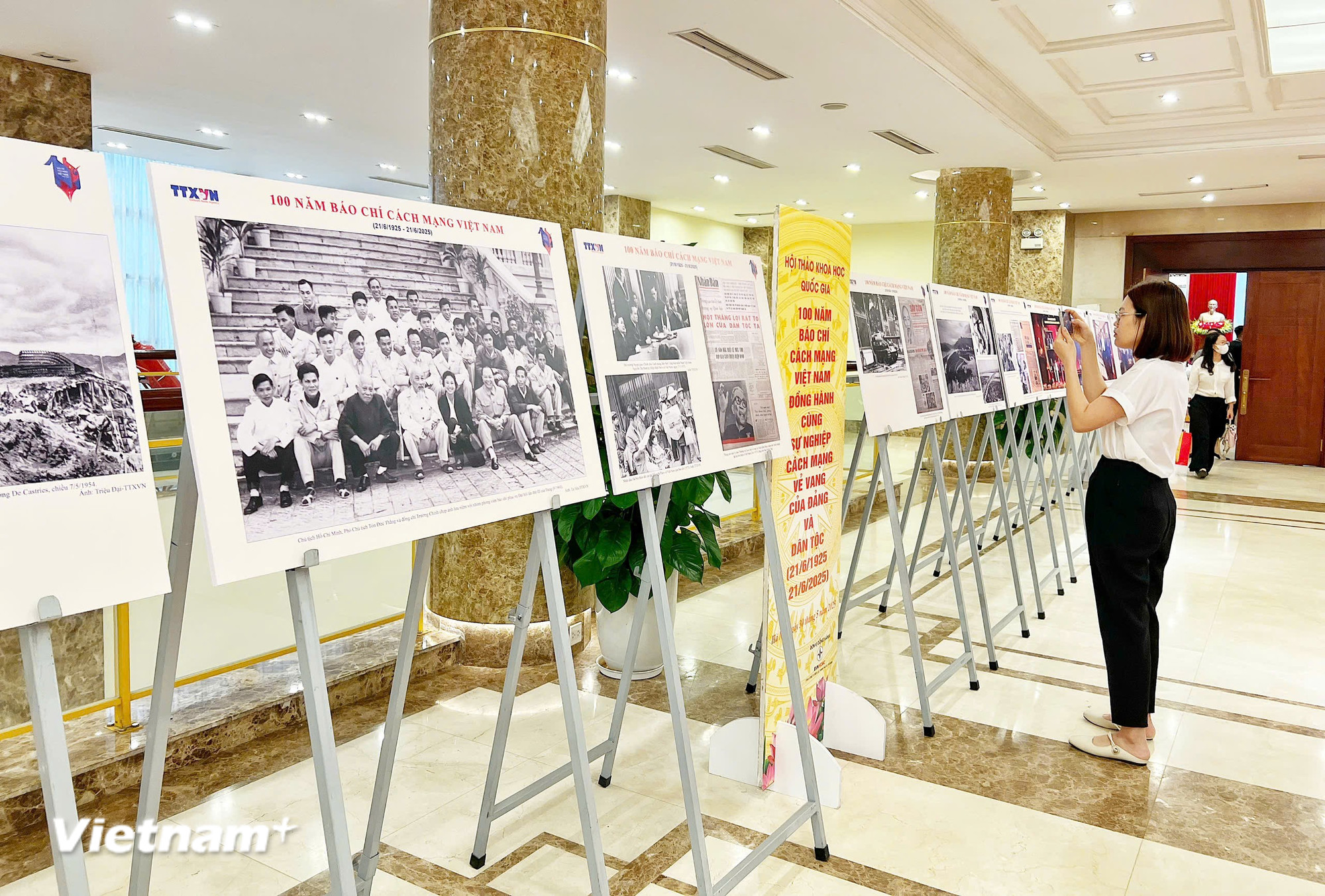 Khai mạc trưng bày ảnh "Thành tựu 100 năm báo chí cách mạng Việt Nam"- Ảnh 4. Khai mạc trưng bày ảnh "Thành tựu 100 năm báo chí cách mạng Việt Nam"- Ảnh 4.