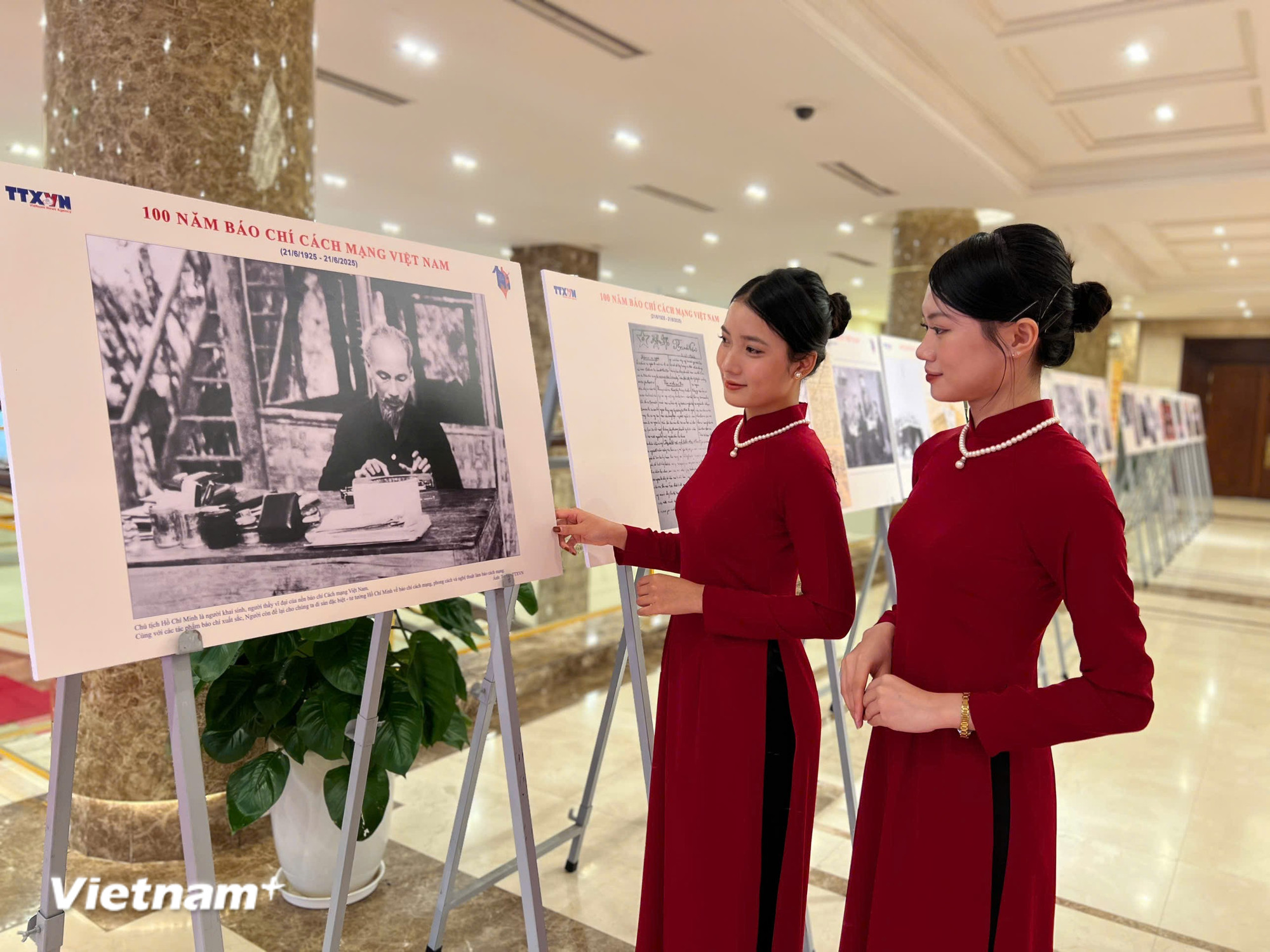 Khai mạc trưng bày ảnh "Thành tựu 100 năm báo chí cách mạng Việt Nam"- Ảnh 1. Khai mạc trưng bày ảnh "Thành tựu 100 năm báo chí cách mạng Việt Nam"- Ảnh 1.