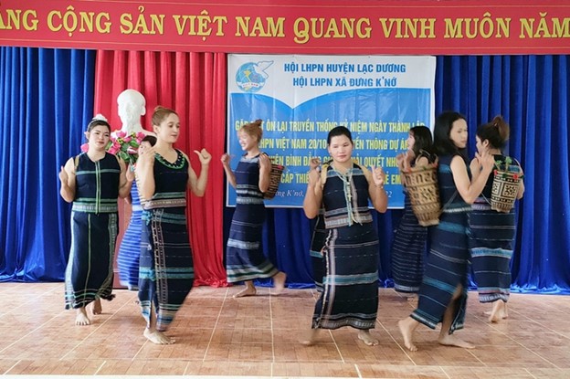 Lâm Đồng: Phụ nữ xã Đưng K’Nớ chung tay đẩy lùi lạc hậu- Ảnh 1. Lâm Đồng: Phụ nữ xã Đưng K’Nớ chung tay đẩy lùi lạc hậu- Ảnh 1.