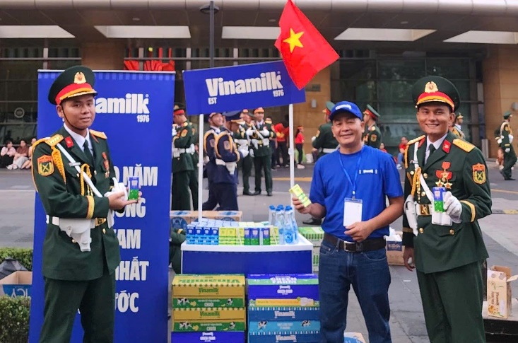 Hơn 150.000 sản phẩm Vinamilk tiếp sức các lực lượng, người dân tham gia Đại lễ Kỷ niệm 50 năm Thống nhất đất nước- Ảnh 1. Hơn 150.000 sản phẩm Vinamilk tiếp sức các lực lượng, người dân tham gia Đại lễ Kỷ niệm 50 năm Thống nhất đất nước- Ảnh 1.