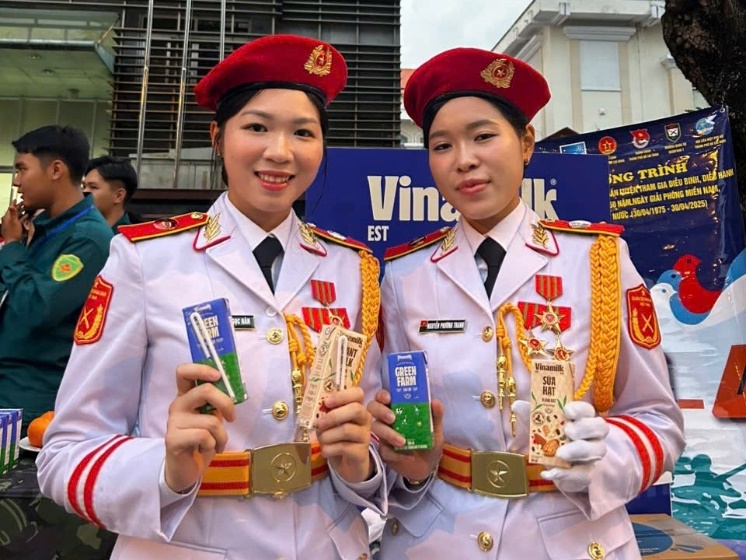 Hơn 150.000 sản phẩm Vinamilk tiếp sức các lực lượng, người dân tham gia Đại lễ Kỷ niệm 50 năm Thống nhất đất nước- Ảnh 2. Hơn 150.000 sản phẩm Vinamilk tiếp sức các lực lượng, người dân tham gia Đại lễ Kỷ niệm 50 năm Thống nhất đất nước- Ảnh 2.