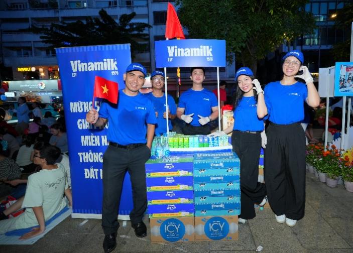 Hơn 150.000 sản phẩm Vinamilk tiếp sức các lực lượng, người dân tham gia Đại lễ Kỷ niệm 50 năm Thống nhất đất nước- Ảnh 4. Hơn 150.000 sản phẩm Vinamilk tiếp sức các lực lượng, người dân tham gia Đại lễ Kỷ niệm 50 năm Thống nhất đất nước- Ảnh 4.