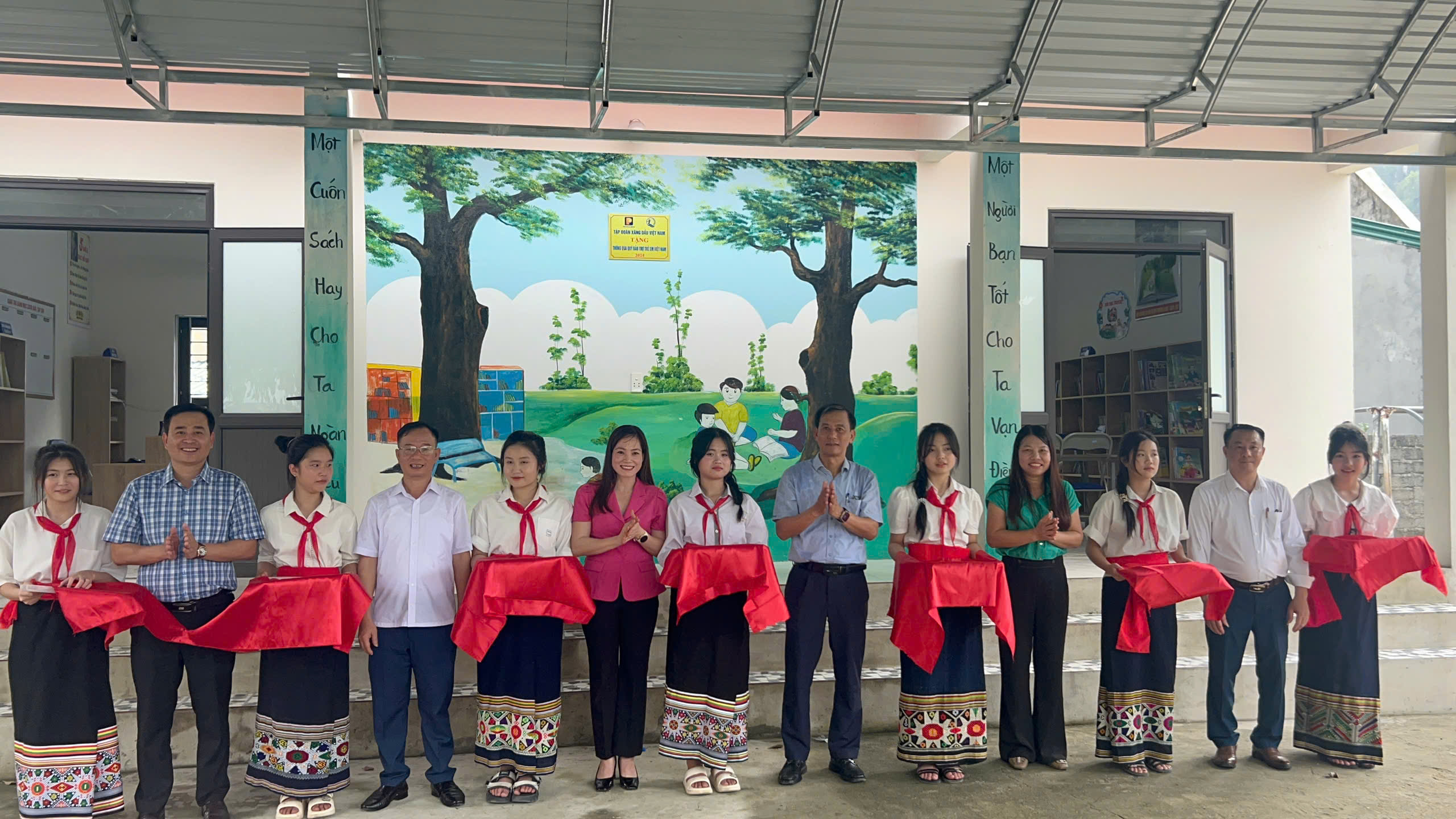 Thanh Hóa: Trao tặng công trình thư viện cho trẻ em khó khăn- Ảnh 1.