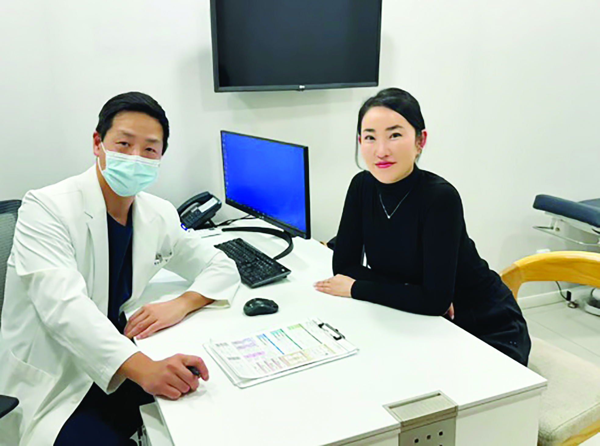 Anna Oh và bác sĩ phẫu thuật thẩm mỹ tại một phòng khám ở Seoul, Hàn Quốc Anna Oh và bác sĩ phẫu thuật thẩm mỹ tại một phòng khám ở Seoul, Hàn Quốc