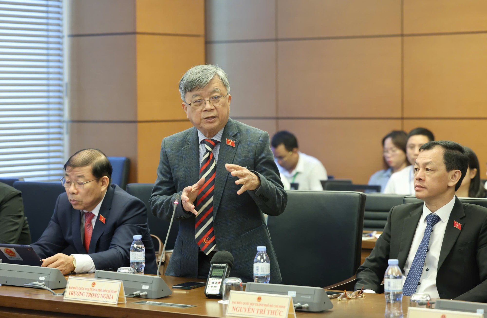 Cán bộ, công chức làm nhiều, hiệu quả cao phải được hưởng nhiều; xóa bỏ biên chế suốt đời phải đổi mới cách đánh giá- Ảnh 2. Cán bộ, công chức làm nhiều, hiệu quả cao phải được hưởng nhiều; xóa bỏ biên chế suốt đời phải đổi mới cách đánh giá- Ảnh 2.