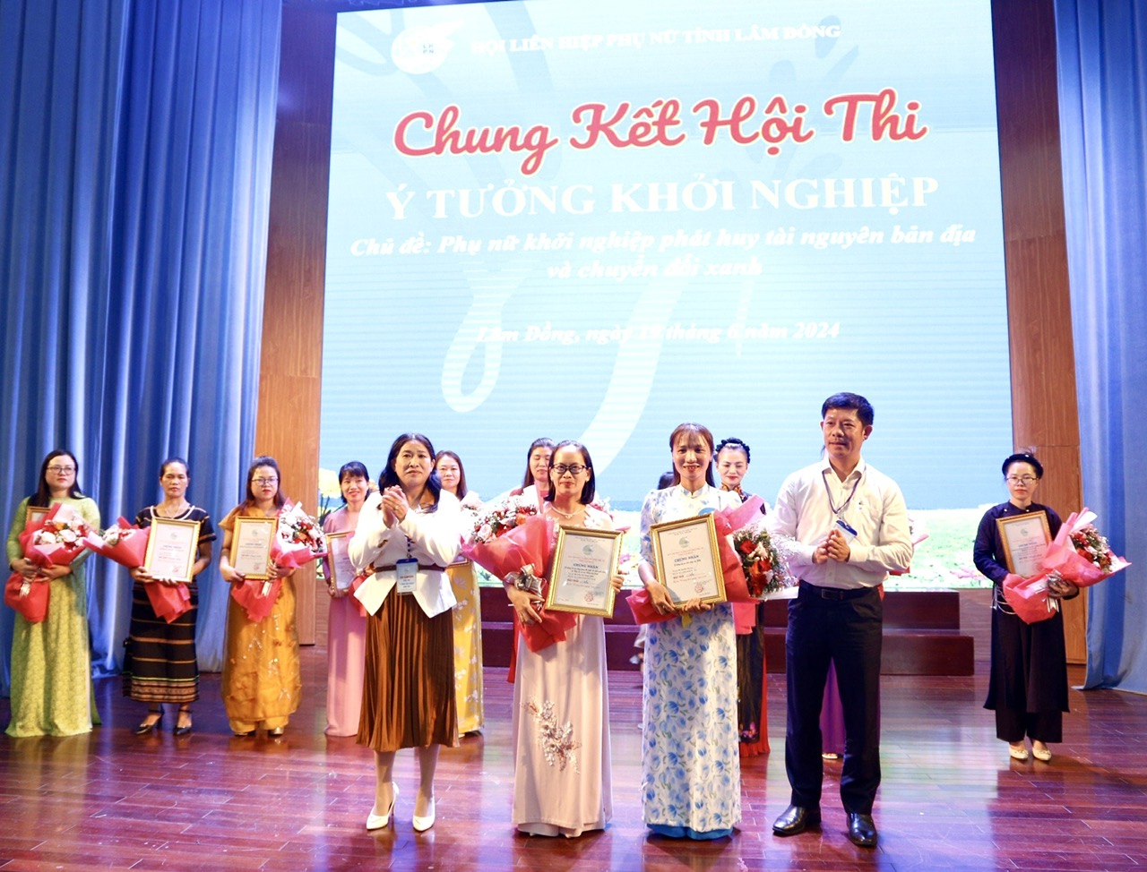 ラムドン省女性の起業家精神、潜在能力、創造性を目覚めさせる - 写真 1。 Khơi dậy tinh thần khởi nghiệp, tiềm năng và sức sáng tạo của phụ nữ Lâm Đồng- Ảnh 1.