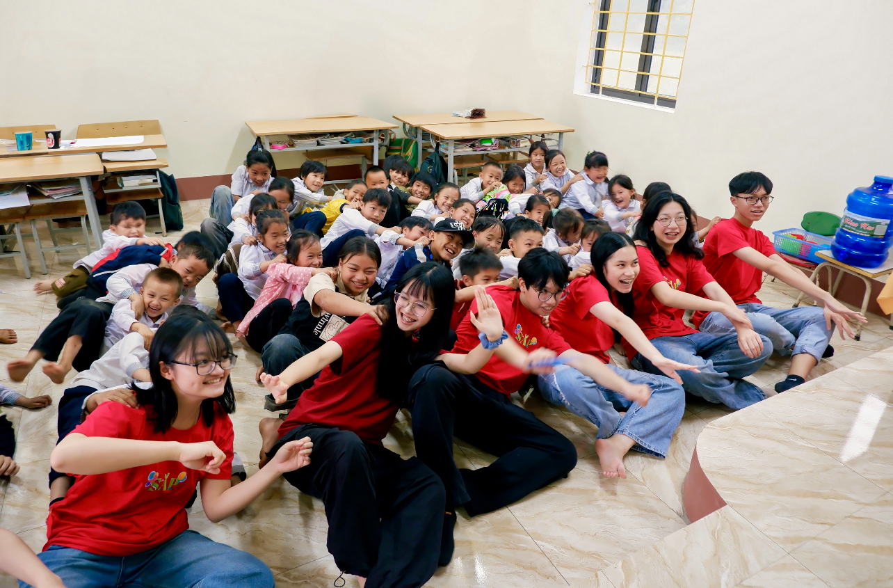 Zažehnutí světla poznání a víry u dětí v odlehlých horách - Foto 1. Thắp ánh sáng tri thức và niềm tin cho trẻ em nơi đại ngàn - Ảnh 1.