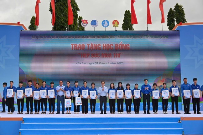 Hãy luôn "Lắng nghe trẻ em bằng trái tim" và "Bảo vệ trẻ em bằng hành động"- Ảnh 8. Hãy luôn "Lắng nghe trẻ em bằng trái tim" và "Bảo vệ trẻ em bằng hành động"- Ảnh 8.