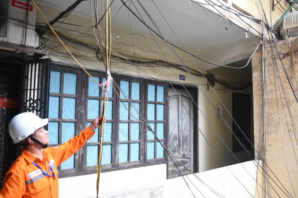 Cảnh báo chập cháy điện ở các khu tập thể, chung cư cũ - EVN Hà Nội khuyến cáo người dân về an toàn điện - Ảnh 2. Cảnh báo chập cháy điện ở các khu tập thể, chung cư cũ - EVN Hà Nội khuyến cáo người dân về an toàn điện - Ảnh 2.