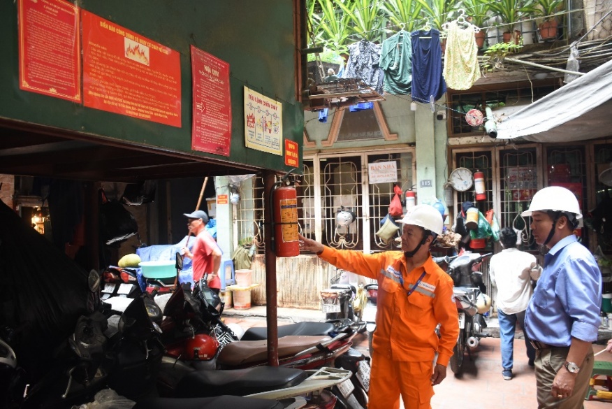 Cảnh báo chập cháy điện ở các khu tập thể, chung cư cũ - EVN Hà Nội khuyến cáo người dân về an toàn điện - Ảnh 3. Cảnh báo chập cháy điện ở các khu tập thể, chung cư cũ - EVN Hà Nội khuyến cáo người dân về an toàn điện - Ảnh 3.