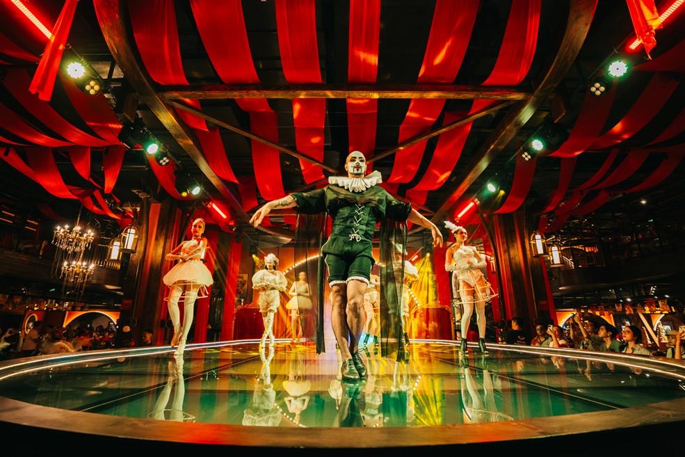 Show diễn mới trên đỉnh Bà Nà gây ấn tượng bởi hình ảnh “tuyệt đối điện ảnh”- Ảnh 1. Show diễn mới trên đỉnh Bà Nà gây ấn tượng bởi hình ảnh “tuyệt đối điện ảnh”- Ảnh 1.