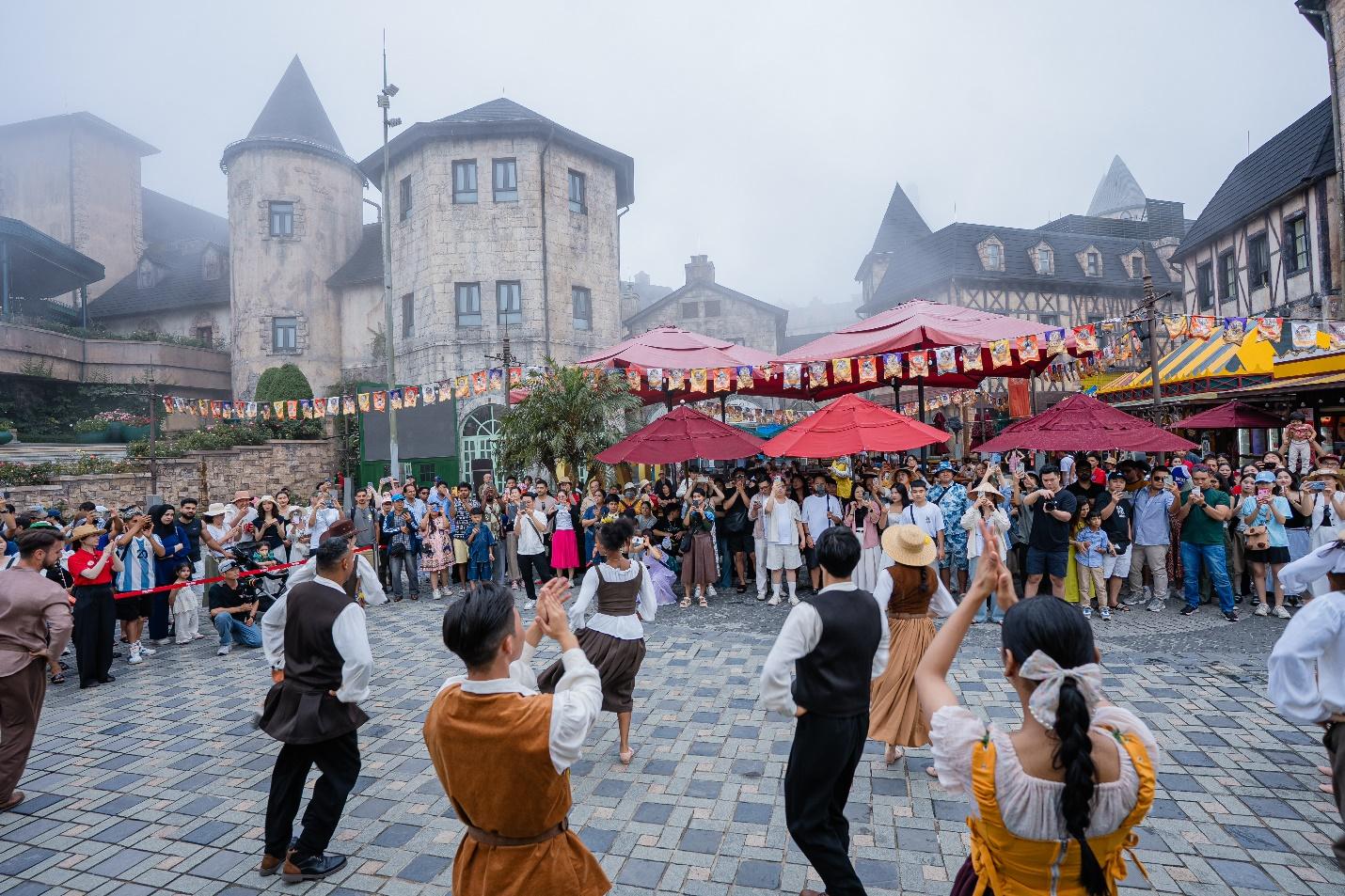 Show diễn mới trên đỉnh Bà Nà gây ấn tượng bởi hình ảnh “tuyệt đối điện ảnh”- Ảnh 7. Show diễn mới trên đỉnh Bà Nà gây ấn tượng bởi hình ảnh “tuyệt đối điện ảnh”- Ảnh 7.