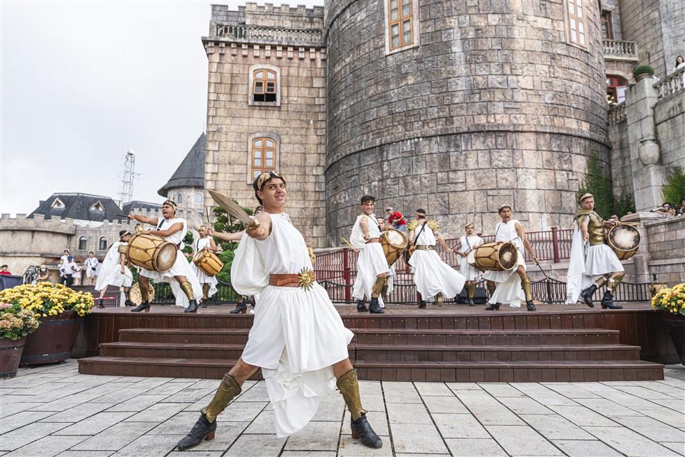 Show diễn mới trên đỉnh Bà Nà gây ấn tượng bởi hình ảnh “tuyệt đối điện ảnh”- Ảnh 8. Show diễn mới trên đỉnh Bà Nà gây ấn tượng bởi hình ảnh “tuyệt đối điện ảnh”- Ảnh 8.