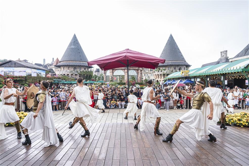 Show diễn mới trên đỉnh Bà Nà gây ấn tượng bởi hình ảnh “tuyệt đối điện ảnh”- Ảnh 9. Show diễn mới trên đỉnh Bà Nà gây ấn tượng bởi hình ảnh “tuyệt đối điện ảnh”- Ảnh 9.