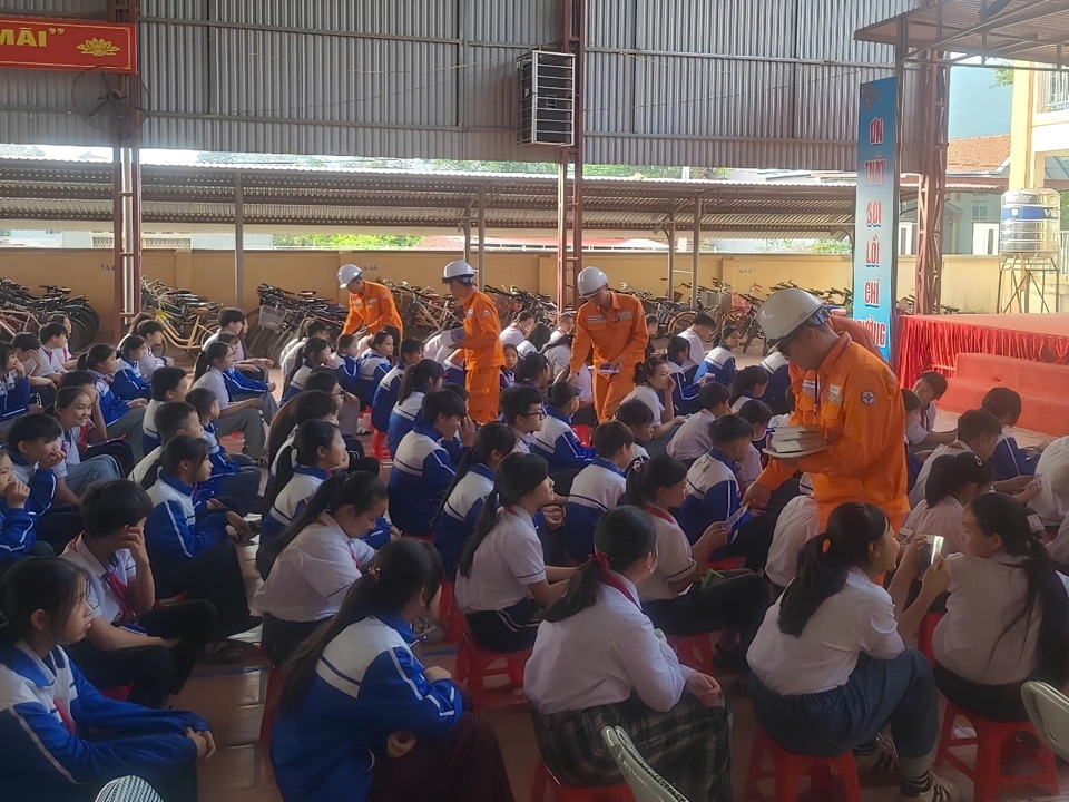 Cảnh báo nguy cơ tai nạn điện giật do thả diều gần đường dây điện- Ảnh 1.