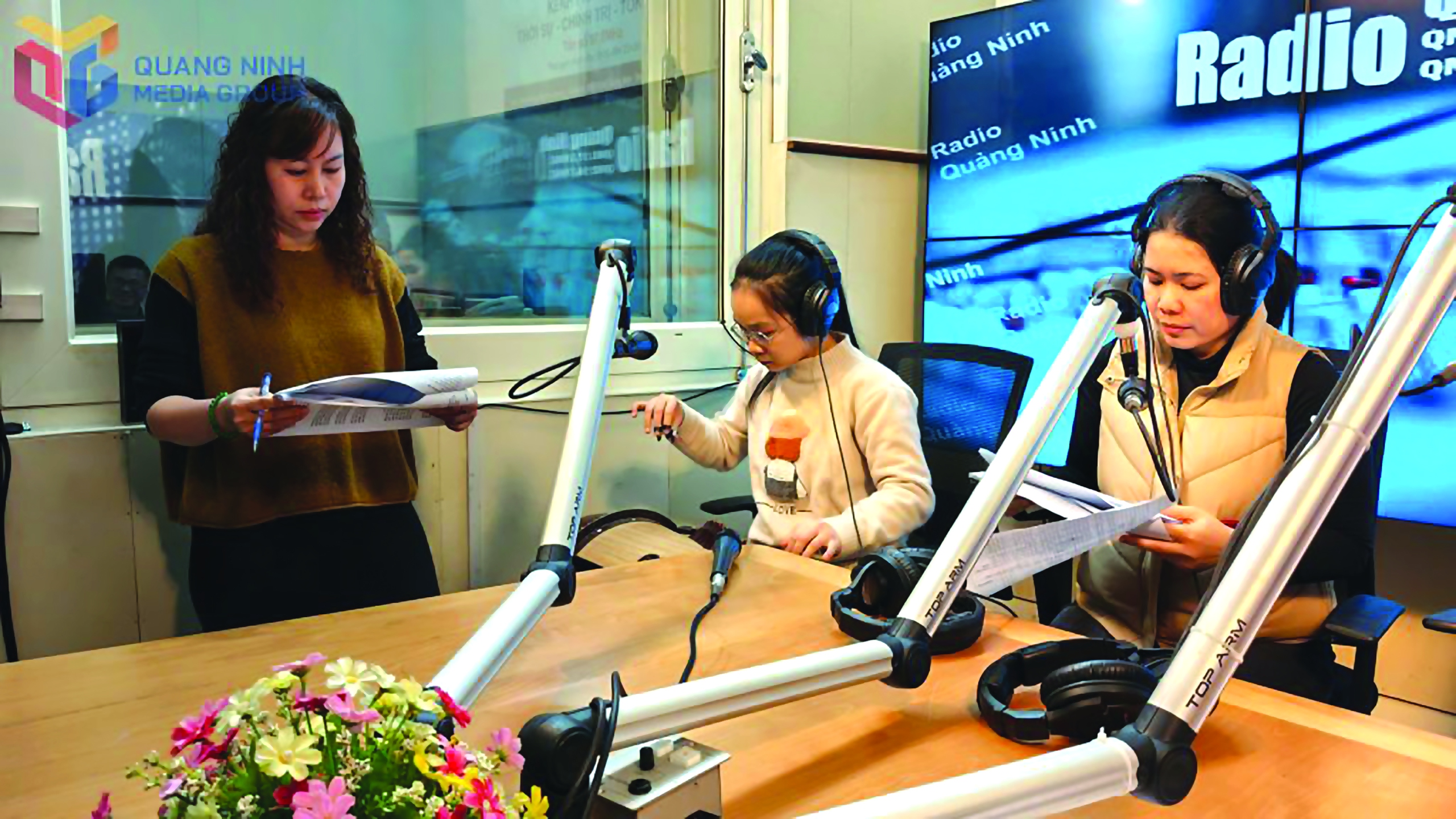 Rozhlasový program vede tým redaktorů a komentátorů z Quang Ninh Provincial Media Center - Foto: Minh Ha Đội ngũ biên tập viên, phát thanh viên Trung tâm truyền thông tỉnh Quảng Ninh thực hiện chương trình phát thanh - Ảnh: Minh Hà