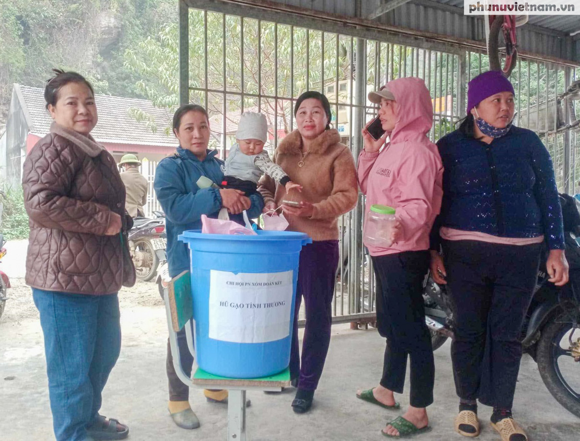 Phụ nữ Dân Tiến chung tay "giảm nghèo thông tin"- Ảnh 4. Phụ nữ Dân Tiến chung tay "giảm nghèo thông tin"- Ảnh 4.