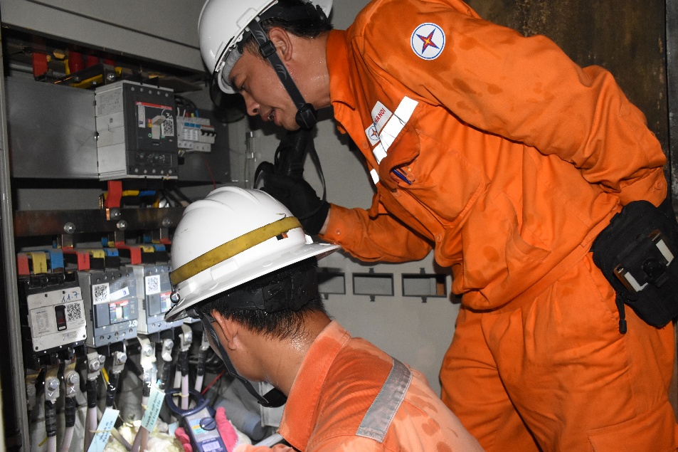 EVN Hà Nội nỗ lực vận hành, đảm bảo cấp điện cao điểm hè 2025- Ảnh 2. EVN Hà Nội nỗ lực vận hành, đảm bảo cấp điện cao điểm hè 2025- Ảnh 2.
