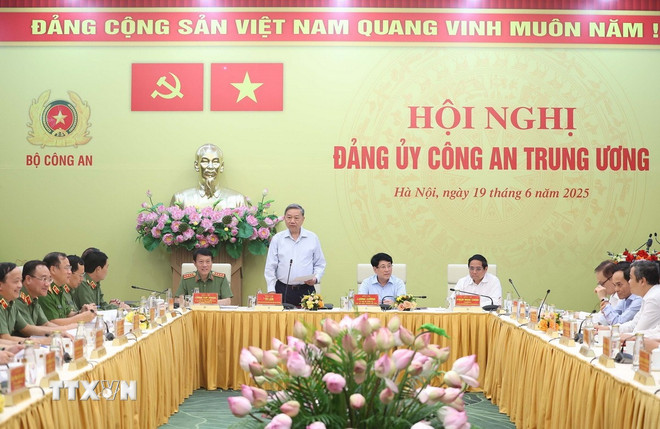 Tổng Bí thư Tô Lâm dự Hội nghị Đảng ủy Công an Trung ương 6 tháng đầu năm 2025- Ảnh 2. Tổng Bí thư Tô Lâm dự Hội nghị Đảng ủy Công an Trung ương 6 tháng đầu năm 2025- Ảnh 2.