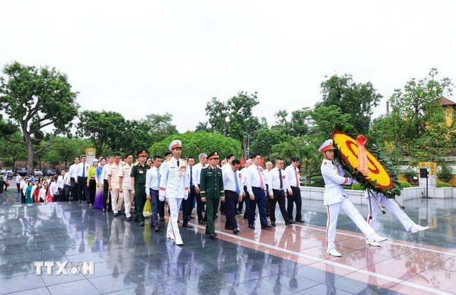 Lễ báo công dâng Bác nhân kỷ niệm 100 năm Ngày Báo chí Cách mạng Việt Nam- Ảnh 4. Lễ báo công dâng Bác nhân kỷ niệm 100 năm Ngày Báo chí Cách mạng Việt Nam- Ảnh 4.