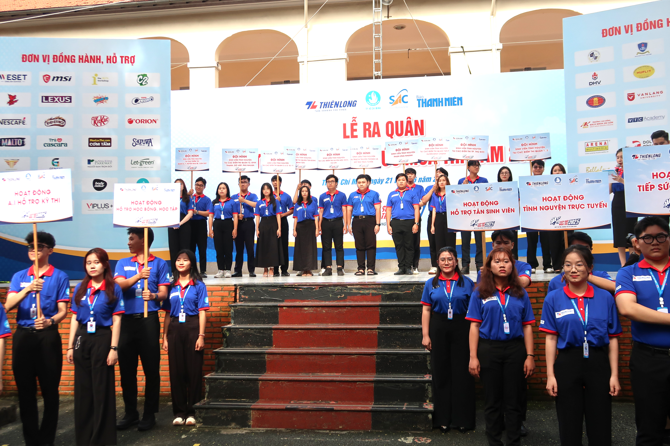 Bendera kampanye  Cờ lệnh xuất quân “Tiếp sức mùa thi” năm 2025 đã được giương cao- Ảnh 4.