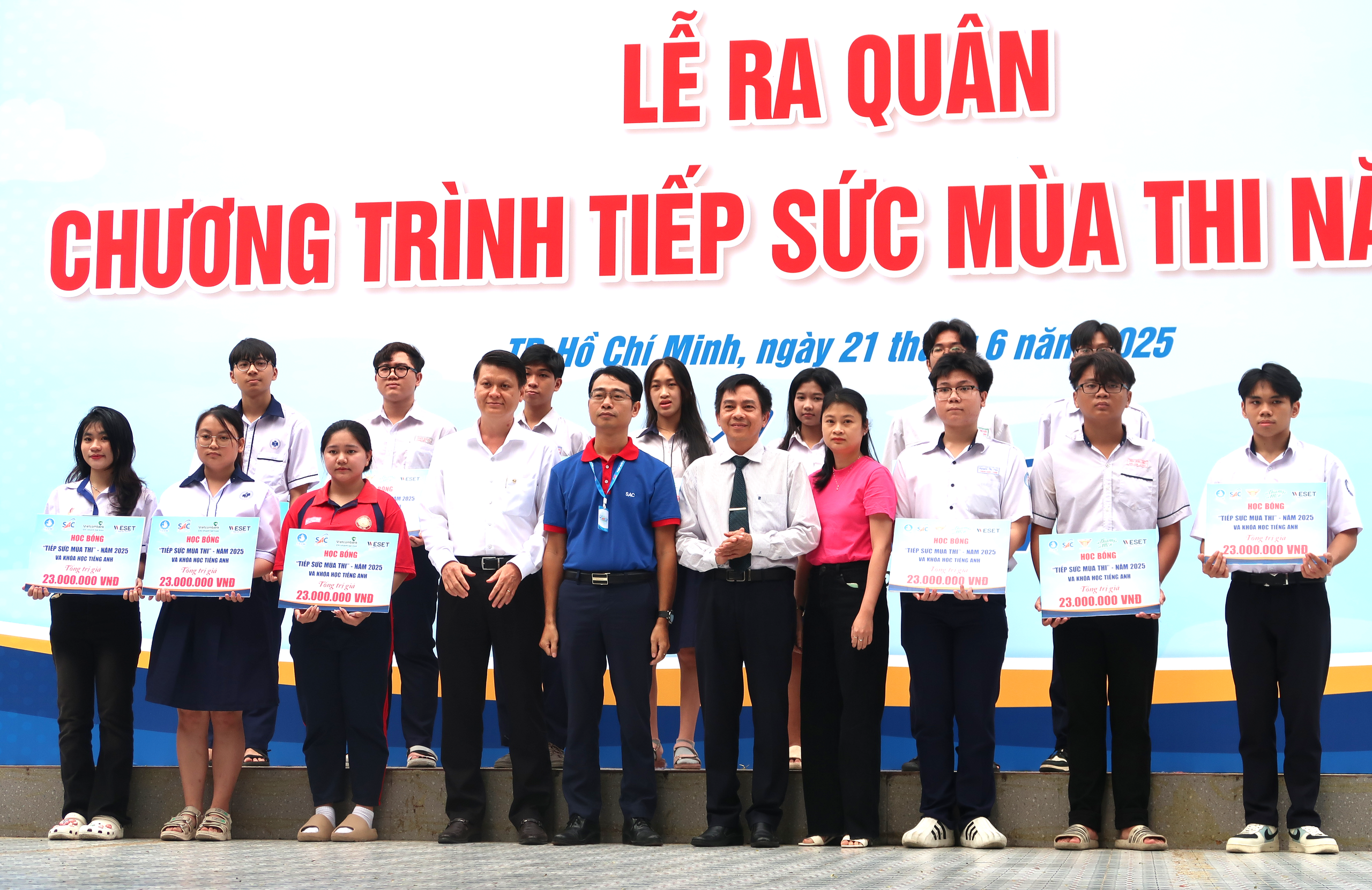 Bendera kampanye  Cờ lệnh xuất quân “Tiếp sức mùa thi” năm 2025 đã được giương cao- Ảnh 7.