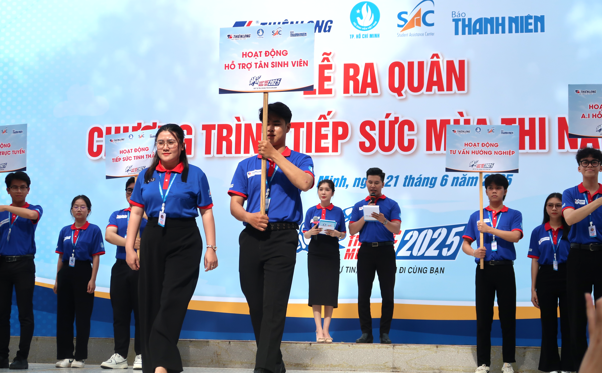 Bendera kampanye  Cờ lệnh xuất quân “Tiếp sức mùa thi” năm 2025 đã được giương cao- Ảnh 6.