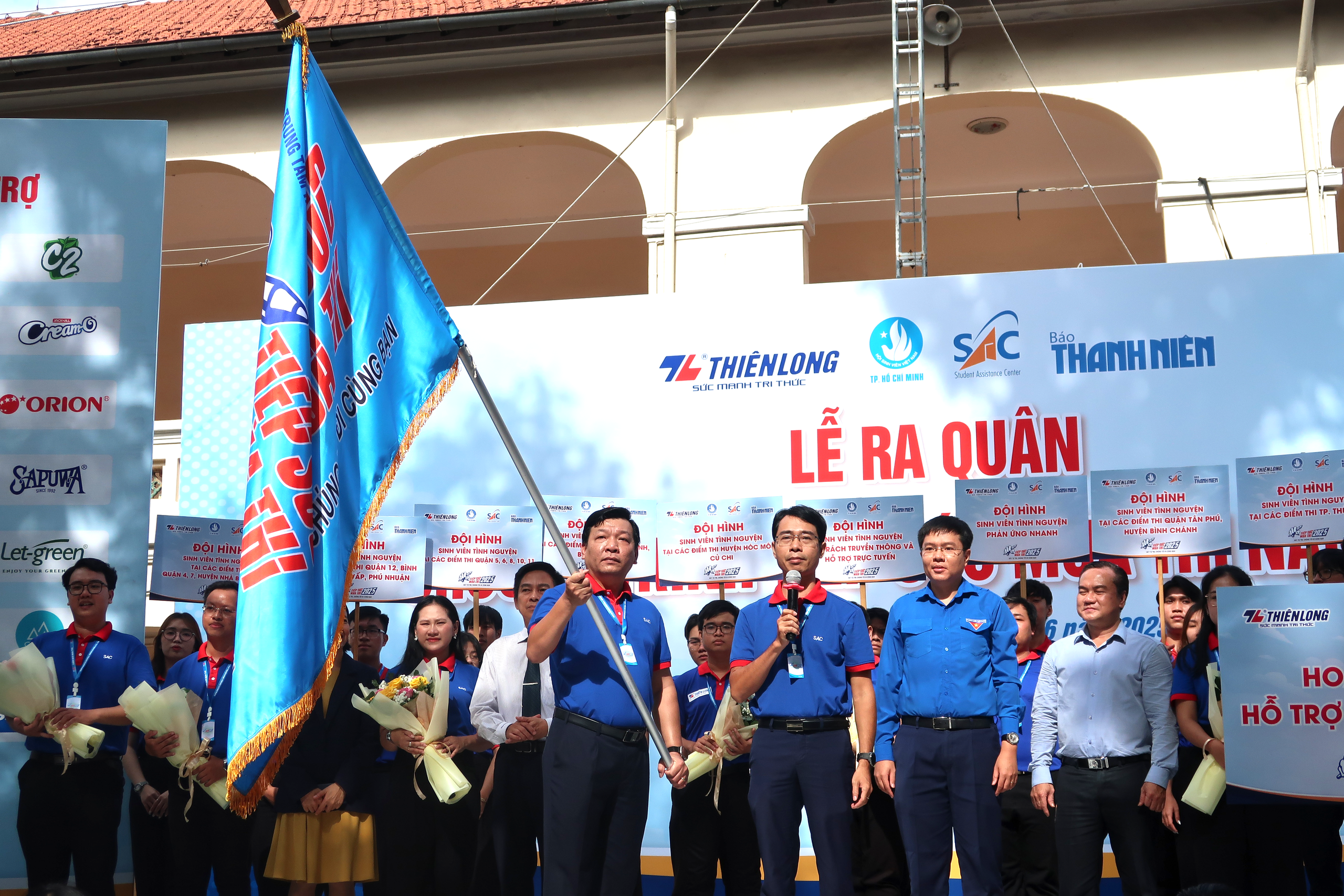 Bendera kampanye  Cờ lệnh xuất quân “Tiếp sức mùa thi” năm 2025 đã được giương cao- Ảnh 5.
