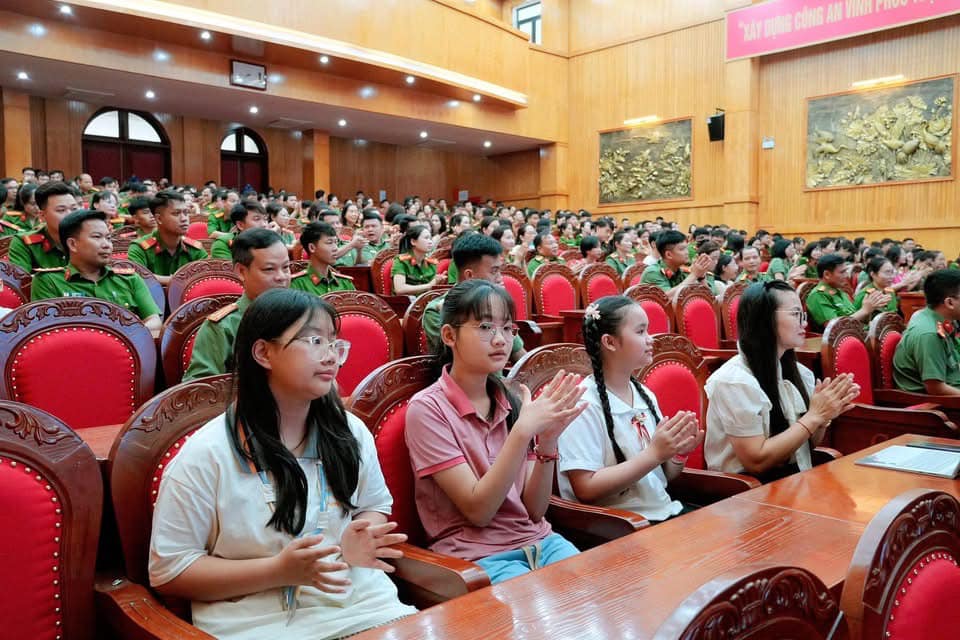 Vĩnh Phúc: Trao giải cuộc thi viết - vẽ "Con yêu bố mẹ - Người chiến sĩ Công an nhân dân" - Ảnh 1. Vĩnh Phúc: Trao giải cuộc thi viết - vẽ "Con yêu bố mẹ - Người chiến sĩ Công an nhân dân" - Ảnh 1.