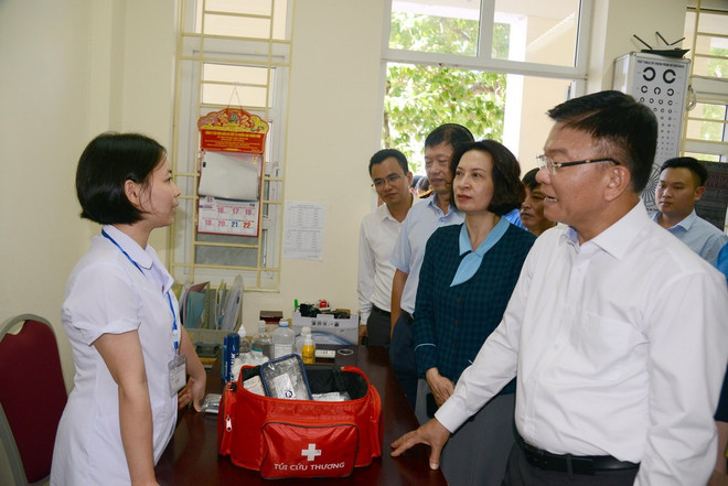 Phó Thủ tướng kiểm tra công tác chuẩn bị kỳ thi tốt nghiệp THPT tại Quảng Ninh- Ảnh 1. Phó Thủ tướng kiểm tra công tác chuẩn bị kỳ thi tốt nghiệp THPT tại Quảng Ninh- Ảnh 1.